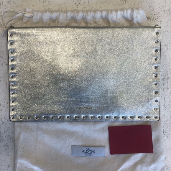 ❌SOLD❌Valentino ROCKSTUD POUCH - Picture 2 of 7